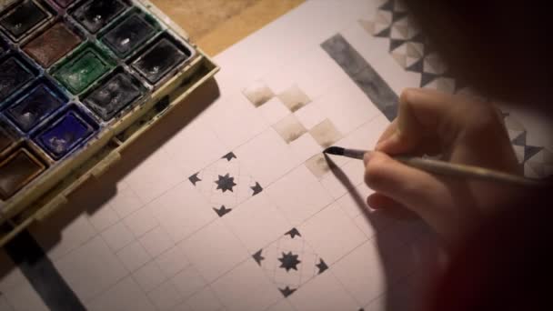 Gros plan Le designer travaille sur un projet, la fille dessine un motif — Video