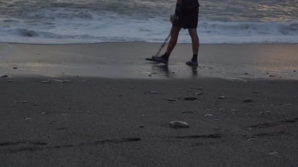 Cazador de tesoros con detector de metales en la playa — Vídeos de Stock
