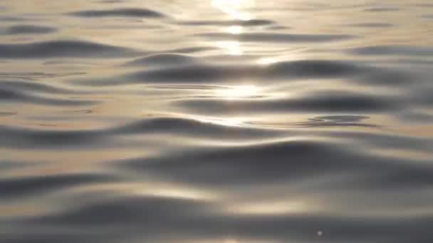 Close-up, onda do mar, brilho, brilho do sol na superfície do mar, mar, pôr do sol — Vídeo de Stock