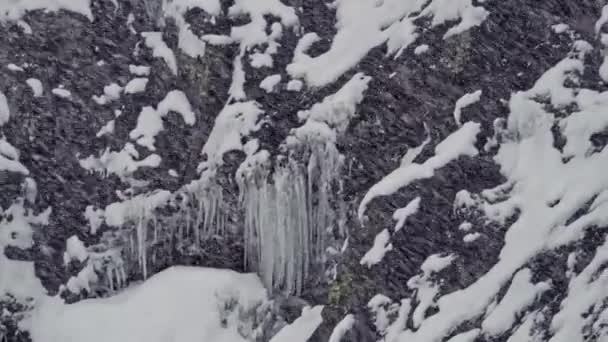 Rocky mountain slopes covered with snow Heavy snowfall high in the mountains — Stock videók
