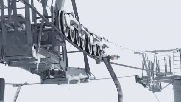 Estación de esquí. Mecanismo de conducción del teleférico. Góndola giratoria de la rueda de metal — Vídeos de Stock