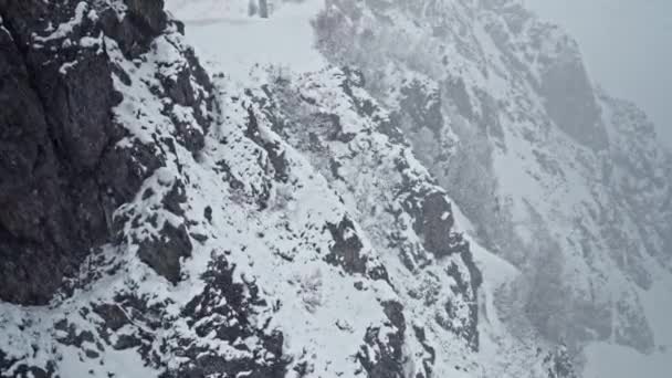 Rocky mountain slopes covered with snow Heavy snowfall high in the mountains — Video
