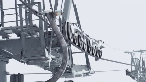 Station de ski. Mécanisme de conduite du téléphérique. Gondole rotative à roue métallique — Video