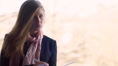 Genç öğrenci bir defterde yazılı