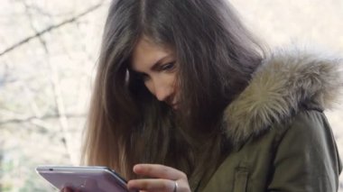 Tablet bilgisayar ile genç öğrenci. gülümseyen