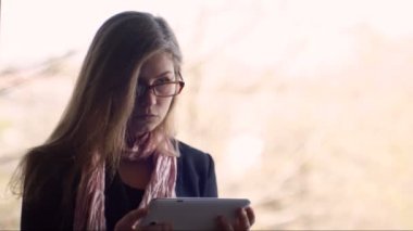 Kız öğrenci ile tablet bilgisayar, açık havada