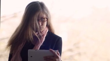 Kız öğrenci ile tablet bilgisayar, açık havada
