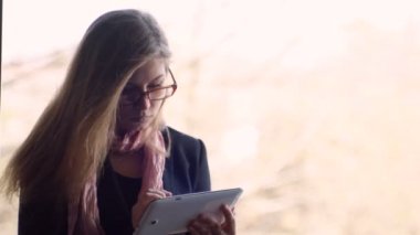 Kız öğrenci ile tablet bilgisayar, açık havada