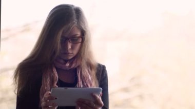 Kız öğrenci ile tablet bilgisayar, açık havada