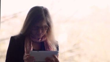Kız öğrenci ile tablet bilgisayar, açık havada