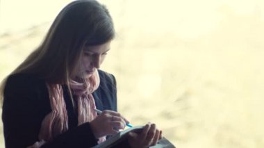 Genç öğrenci bir defterde yazılı