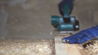 Marangoz atölyesinde çalışmak. Elektrikli planya