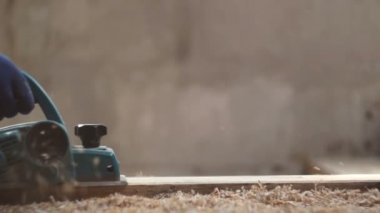 Marangoz atölyesinde çalışmak. Elektrikli planya