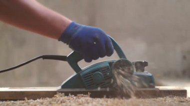 Marangoz atölyesinde çalışmak. Elektrikli planya