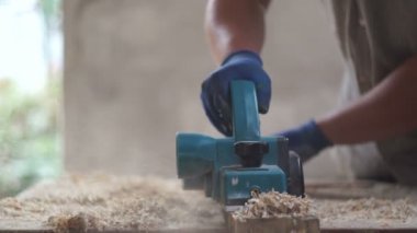 Marangoz atölyesinde çalışmak. Elektrikli planya