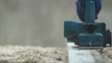 Marangoz atölyesinde çalışmak. Elektrikli planya