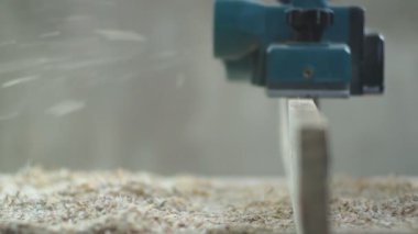 Marangoz atölyesinde çalışmak. Elektrikli planya