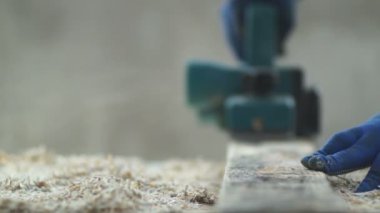 Marangoz atölyesinde çalışmak. Elektrikli planya