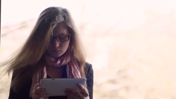 Chica estudiante con tableta, al aire libre — Vídeo de stock