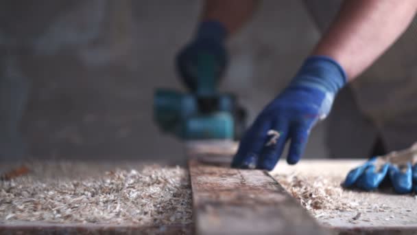 Tischler in der Werkstatt. elektrische Hobelmaschine — Stockvideo