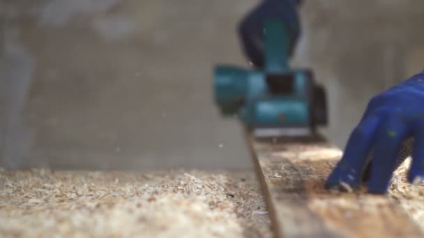 Carpenter a műhelyben dolgozik. Elektromos gyalu — Stock videók