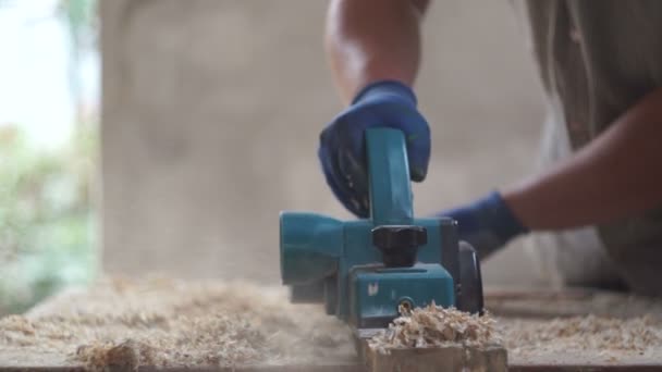 Work carpenter in the workshop. Electric Planer — Stock Video