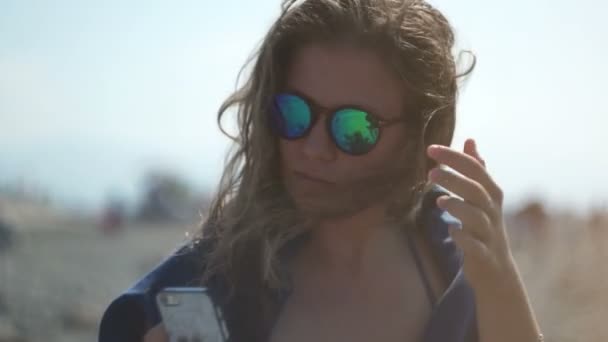 Meisje op het strand rechtzetten natte haren — Stockvideo