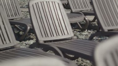 Sahilde boş şezlonglar