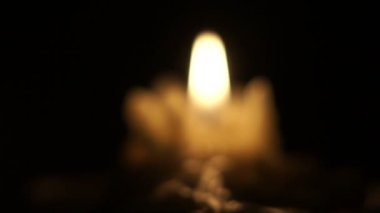 Karanlıkta yanan mum
