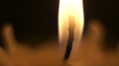 Karanlıkta yanan mum