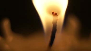 Karanlıkta yanan mum