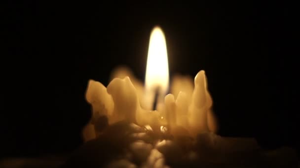 Hořící svíčka ve tmě — Stock video