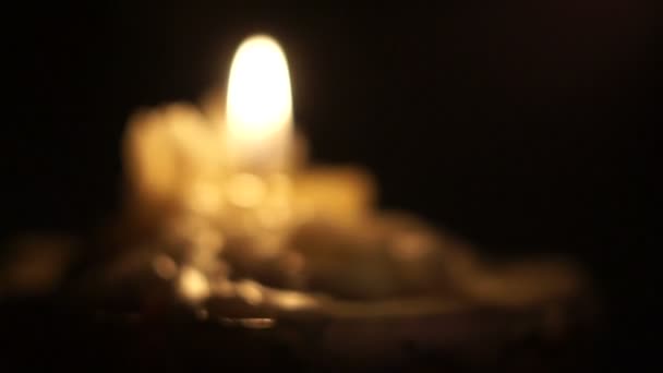 bougie allumée dans l'obscurité