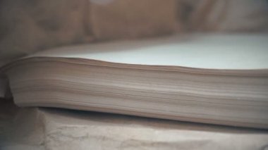 kağıt yığınını