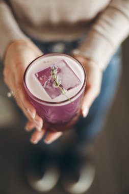 Glintven içeceği ellerde.