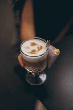Cappucino ya da sütlü kahve.