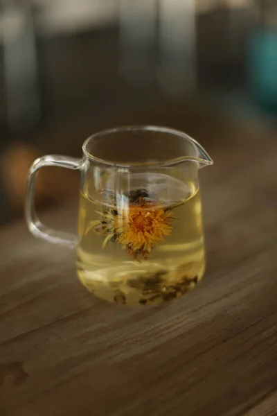 Lokantada lezzetli çay, farklı çeşitlerde. 