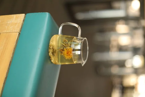 Lokantada lezzetli çay, farklı çeşitlerde. 