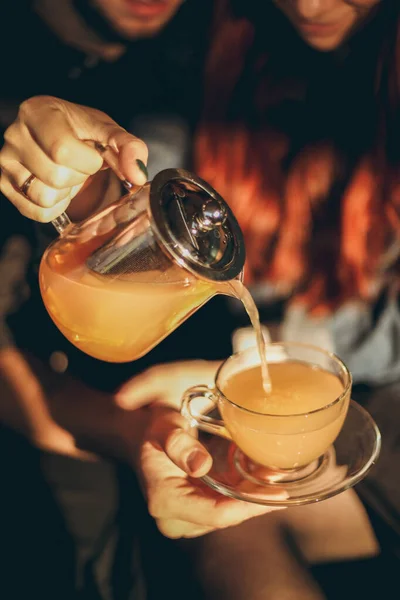 Lokantada lezzetli çay, farklı çeşitlerde. 