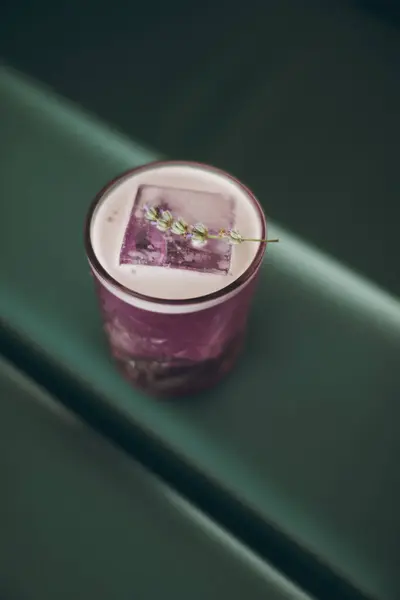 Kokteyl bardan masaya konur 