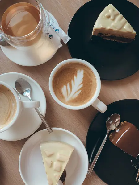 Cappucino ya da sütlü kahve.