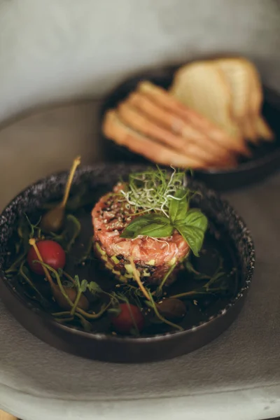 Lokantanın lezzetli yemekleri masada. 