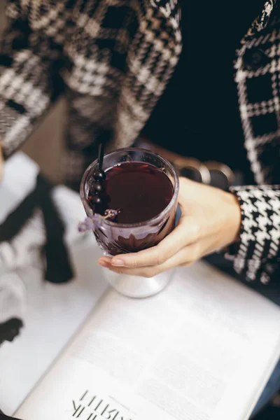 Ellerinde kokteyl iç. 