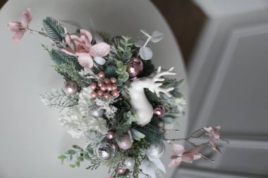 Dekorasyon açık renkli çiçekler ve geyiklerle süslenir.