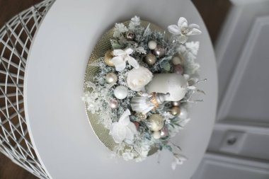 Masada ya da ellerde kristal kütle biçiminde dekorasyonlar