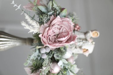 Dekorasyon açık renkli ve çiçekli.