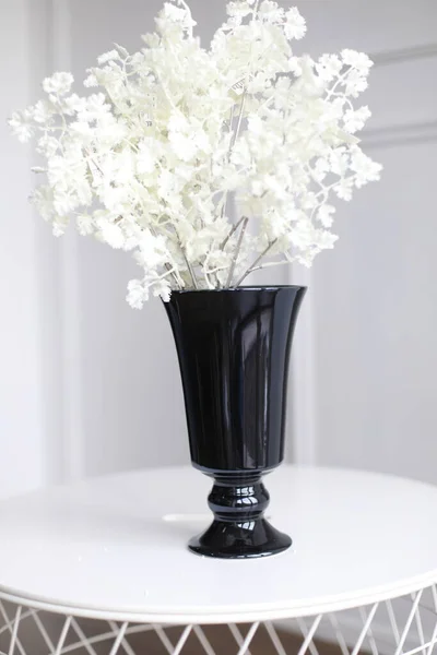 Masasında çiçekler olan vazo.