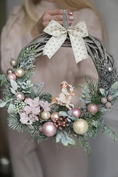 Masada ya da ellerde kristal kütle biçiminde dekorasyonlar