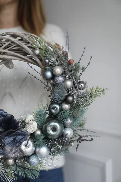 Masada ya da ellerde kristal kütle biçiminde dekorasyonlar