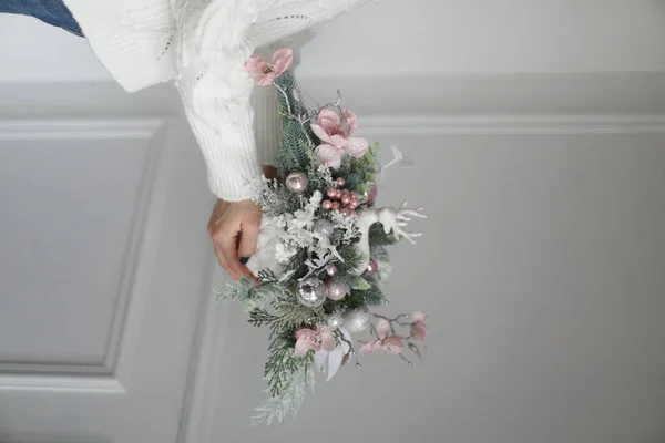 Dekorasyon açık renkli ve çiçekli. 